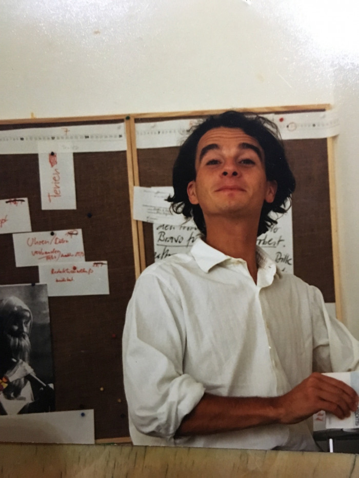 1990_Andreas_vor_der_Pinnwand_bei_der_Swatch.jpeg Kapitel 30: Werde nicht unverschämt