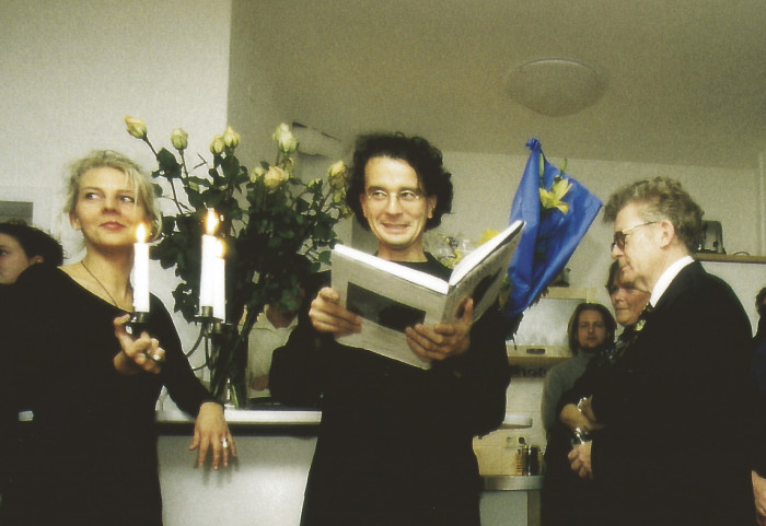 1999_Einweihung_Praxis_Andreas_mit_Buch.jpeg Kapitel 33: Success statt successor