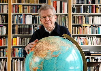 2007_Papa_und_sein_Globus.jpeg Kapitel 35: Einschlafen dürfen, wenn man müde ist